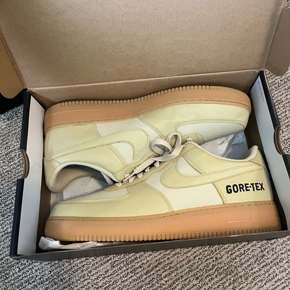 New in box Nike Goretex